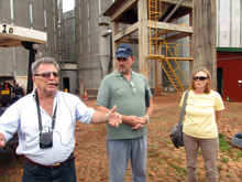 Peter Rohmer übersetzt den Präsidenten vom Sindicato Rural Guarapuava Rodolfo Luiz Werneck Botelho auf seinem 2500 ha großen Besitz